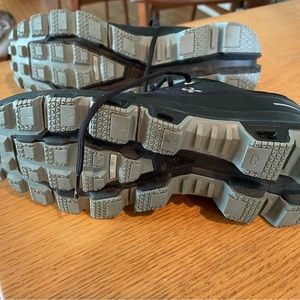 On cloudventure women’s size 7.5. Color black/cobble.